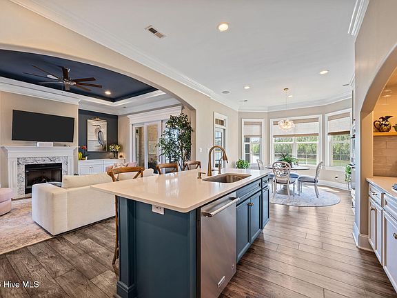 3rd image of 2810 Waterleaf