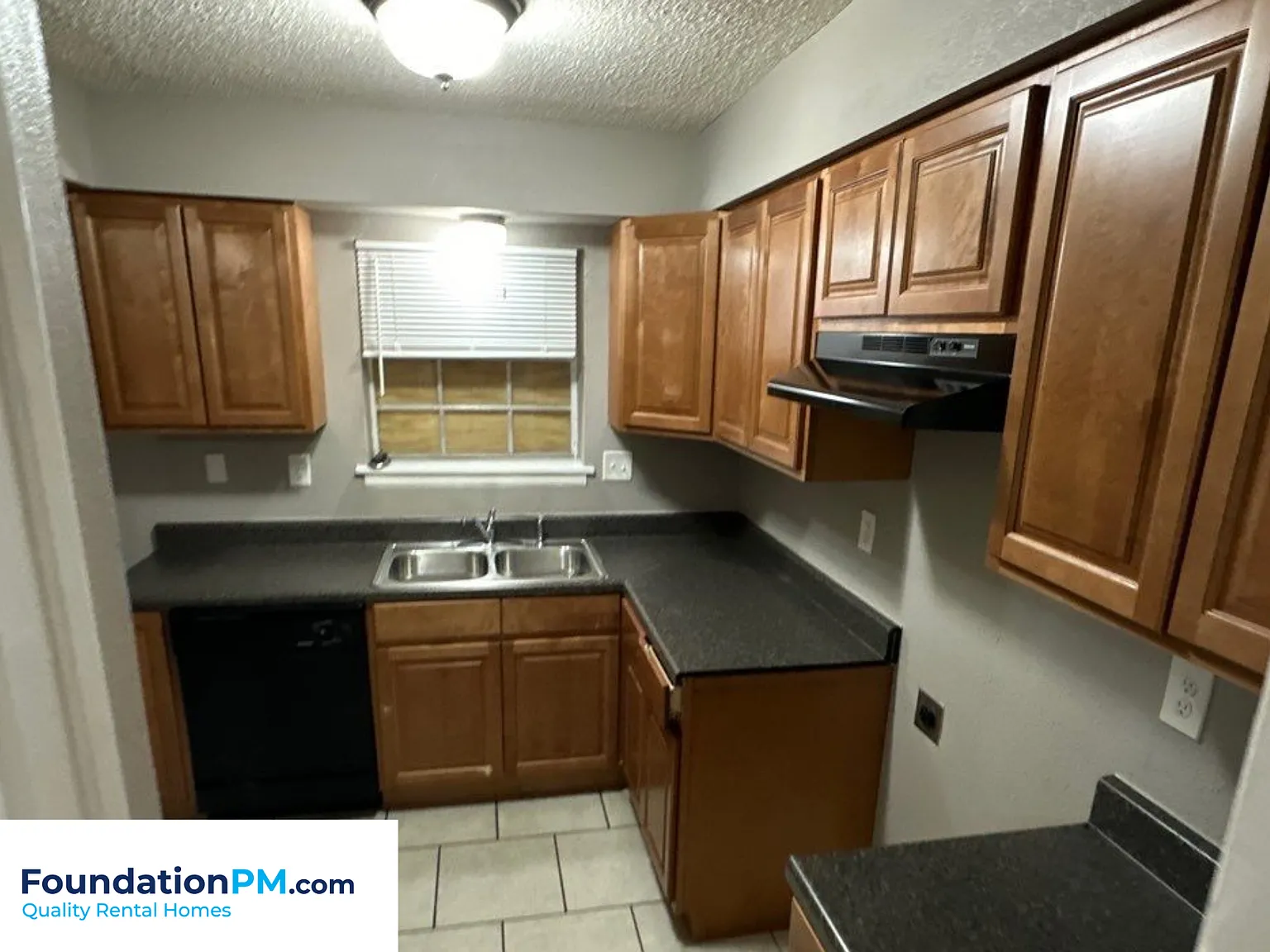 3760/3762 Maple Leaf Cove - 2 — Photo 2