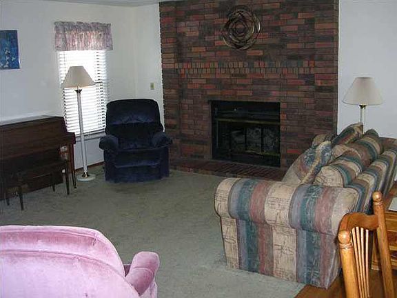 5th image of 527 Dover Dr