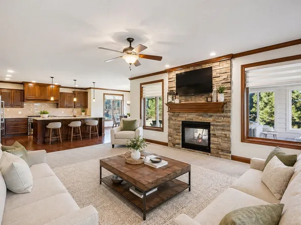 16103 Hickory Ln, Urbandale, IA 50323