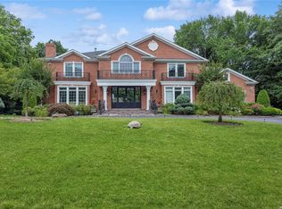 152 Woodhollow Rd, Roslyn Heights, NY 11577