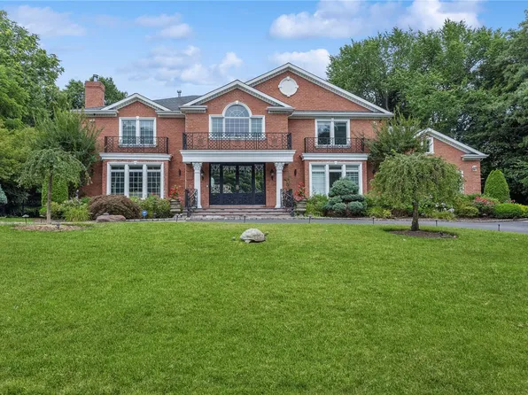 152 Woodhollow Rd, Roslyn Heights, NY 11577