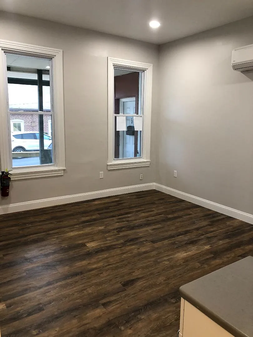 Unit Photo - 148 E King St #1