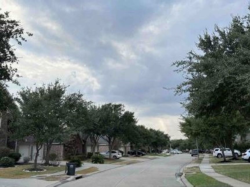 Exterior Neighborhood (street photo)