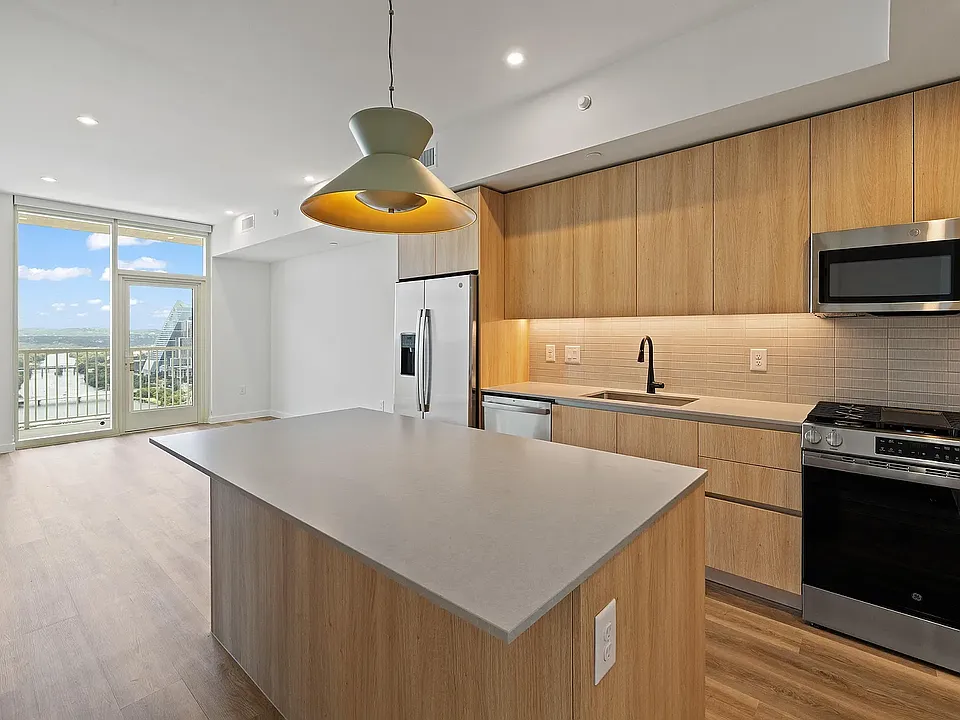 79 Rainey St #3