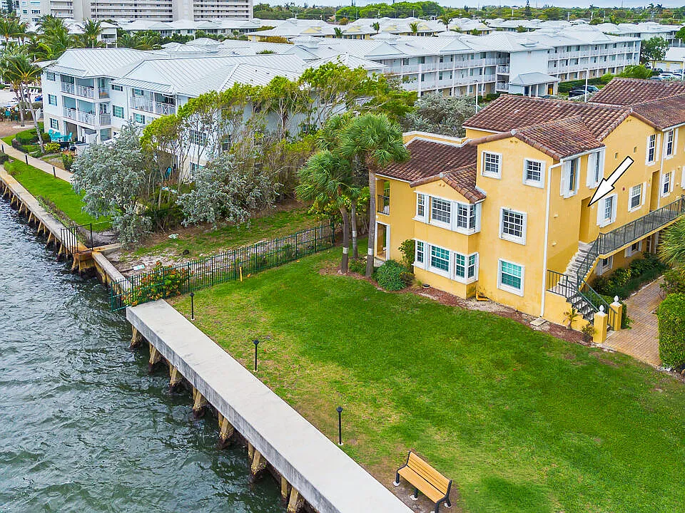1060 Lake Shore Dr #201