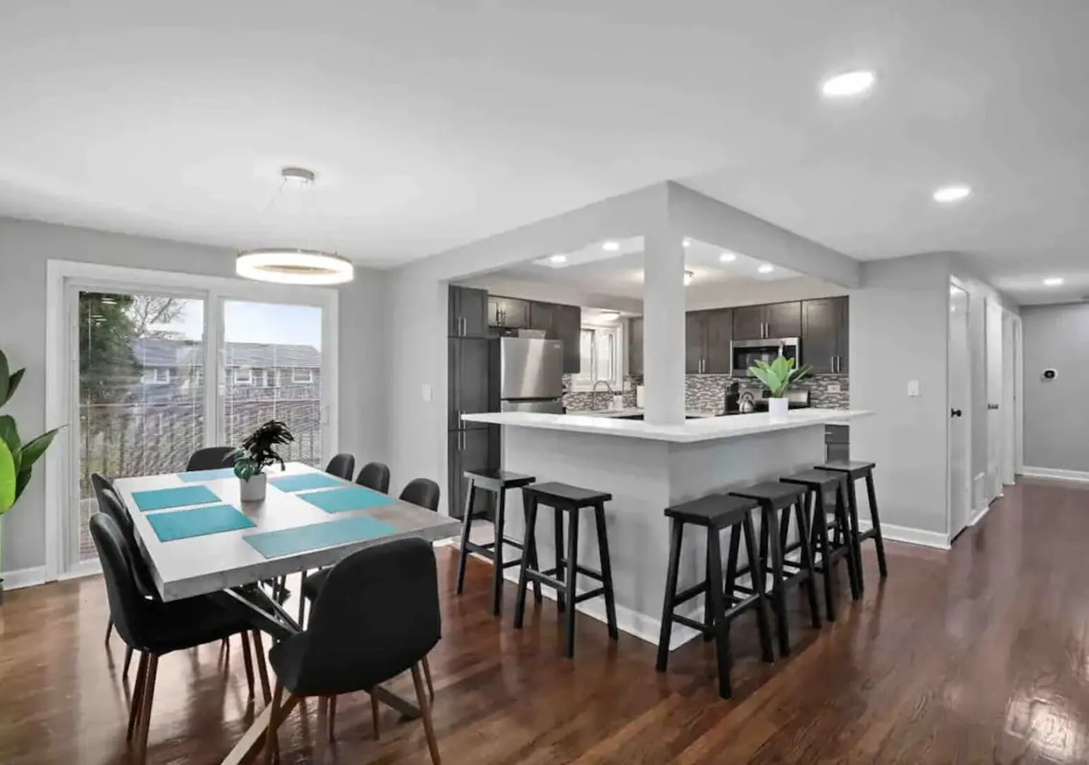 Extravagance - King 4 BRs, 2.5 BA Schaumburg — Photo 2
