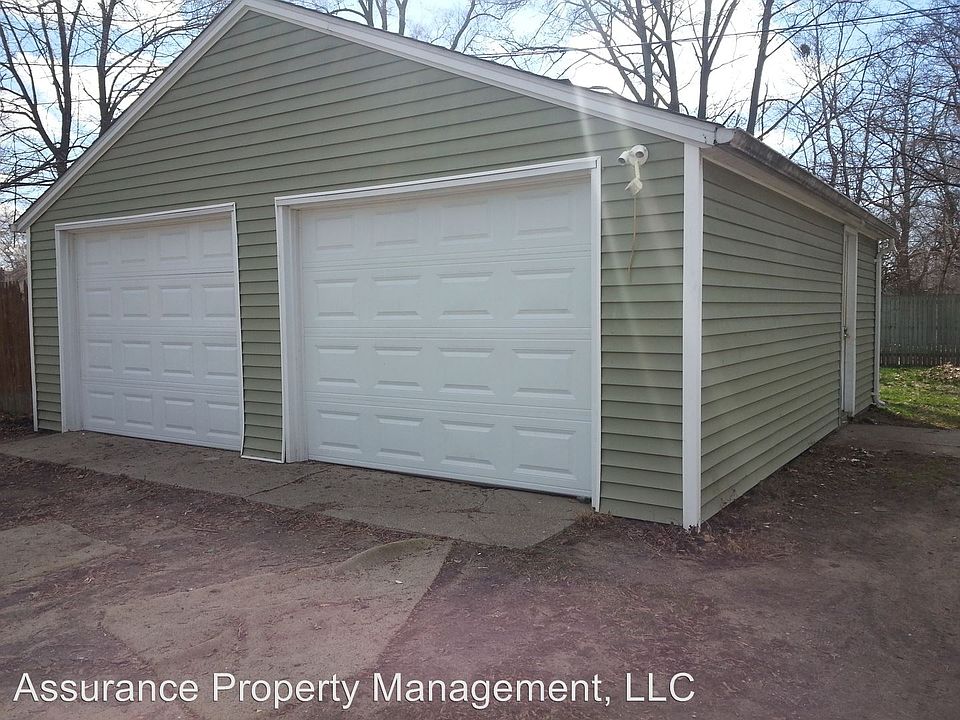 2nd image of 901 W Hubbard Ave
