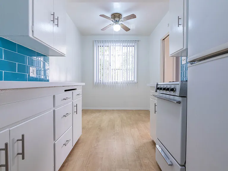 Gayley Manor Apartments — Photo 35