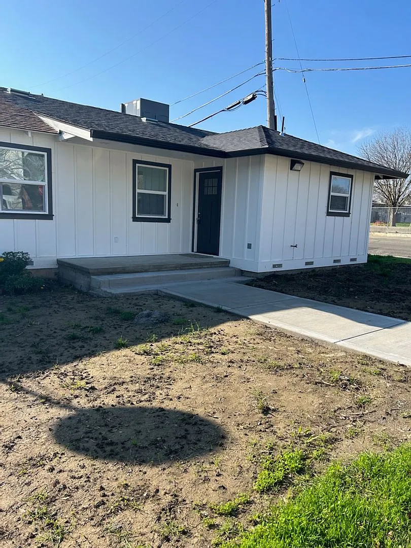 Newly Remodeled! Walking Distance From Downtown Dixon! — Photo 1