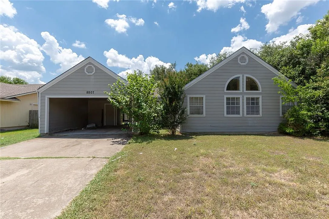 3 bed, 1.0 bath, 1900 sqft, $1,525 — Photo 1