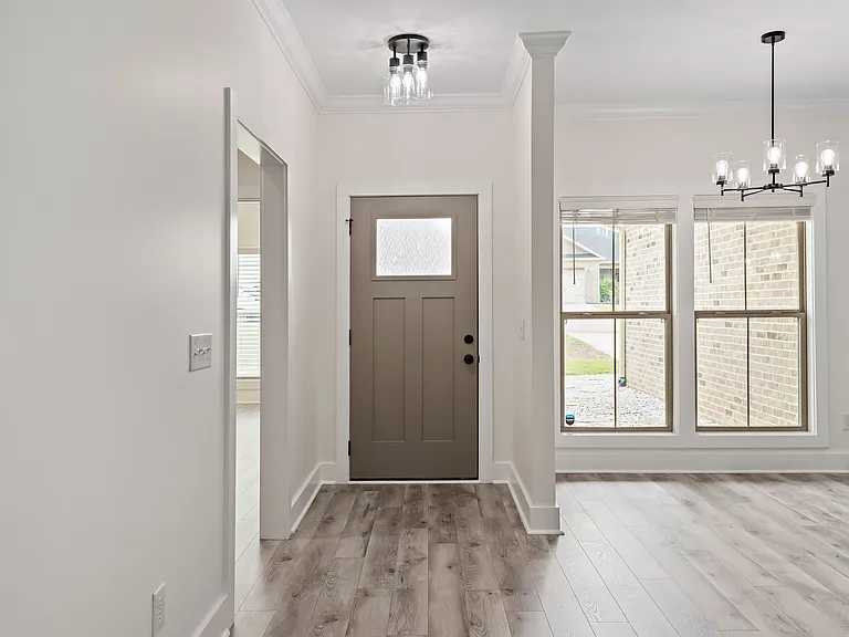208 Savannah Dr — Photo 2