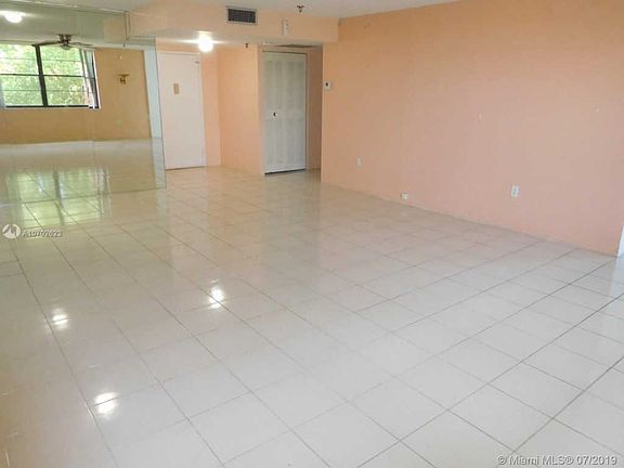 4th image of 665 NE 195th St APT 423