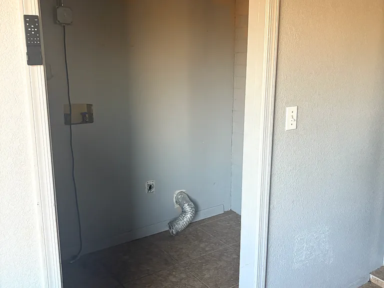 3135 W Pershing Ave — Photo 3