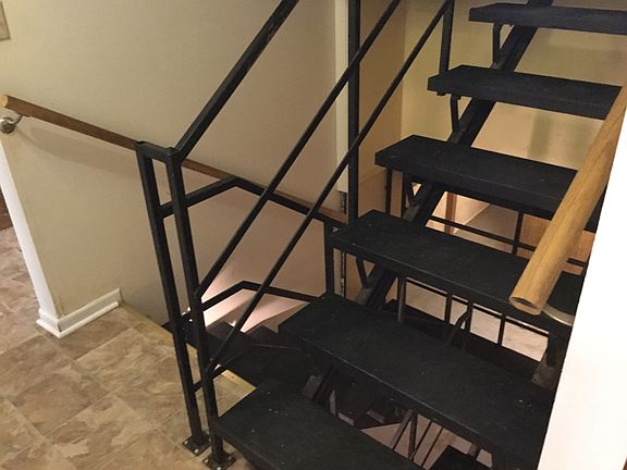 Stairs to large unfinished basement