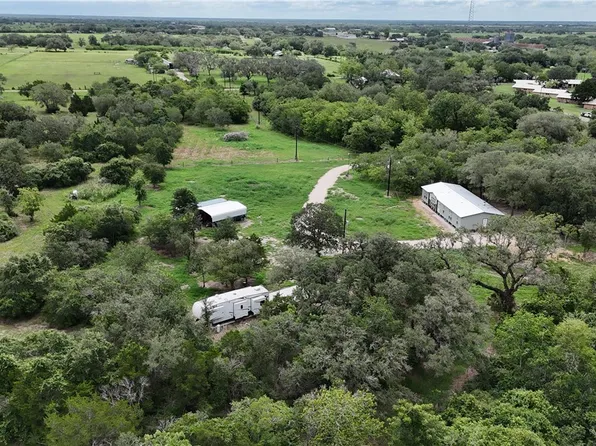 838 E Oak St, Goliad, TX 77963