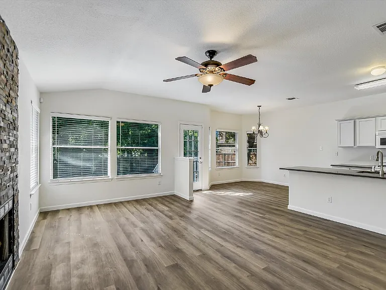 1102 Brashear Ln — Photo 3