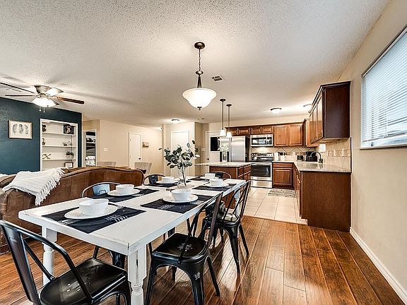 3rd image of 1207 Wildwood Dr
