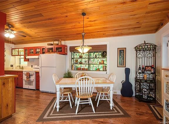 5th image of 374 Woodmore Dr