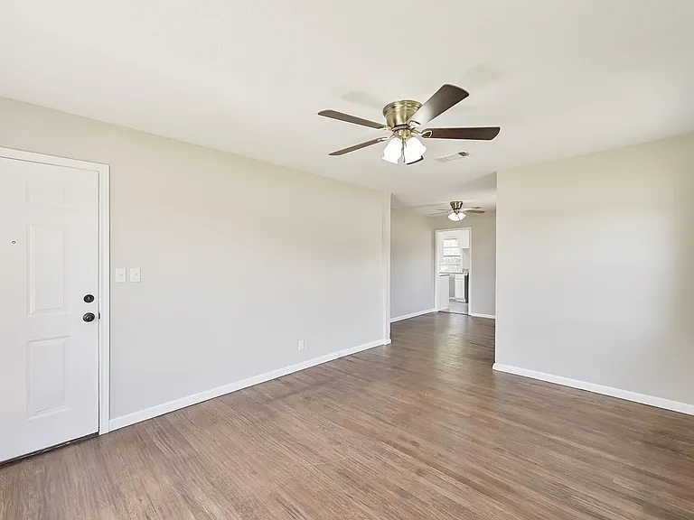 1501 Greenbrier Dr — Photo 4