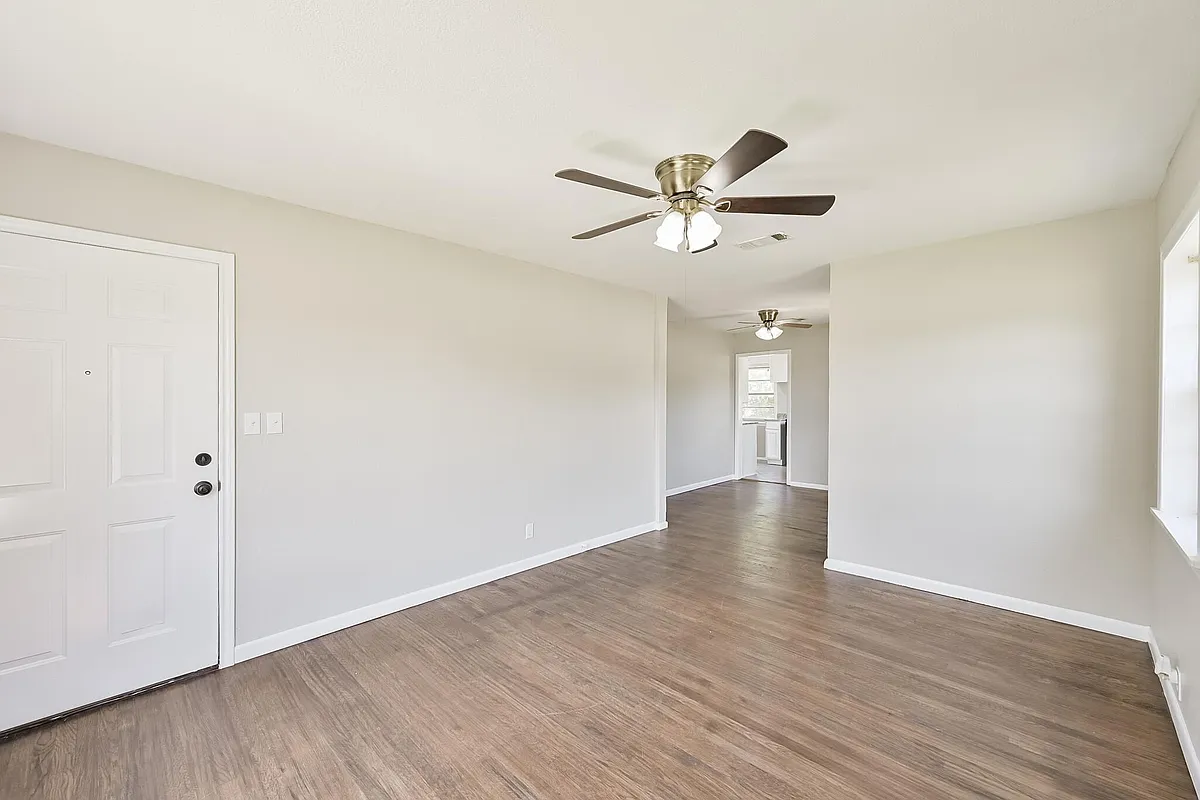 Building Photo - 1501 Greenbrier Dr
