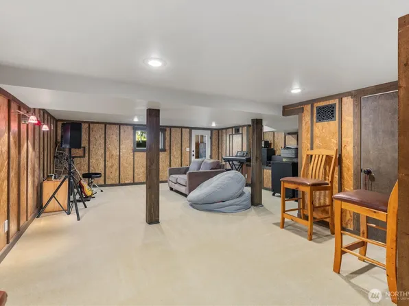9376 Endicott Street NE, Bainbridge Island, WA 98110