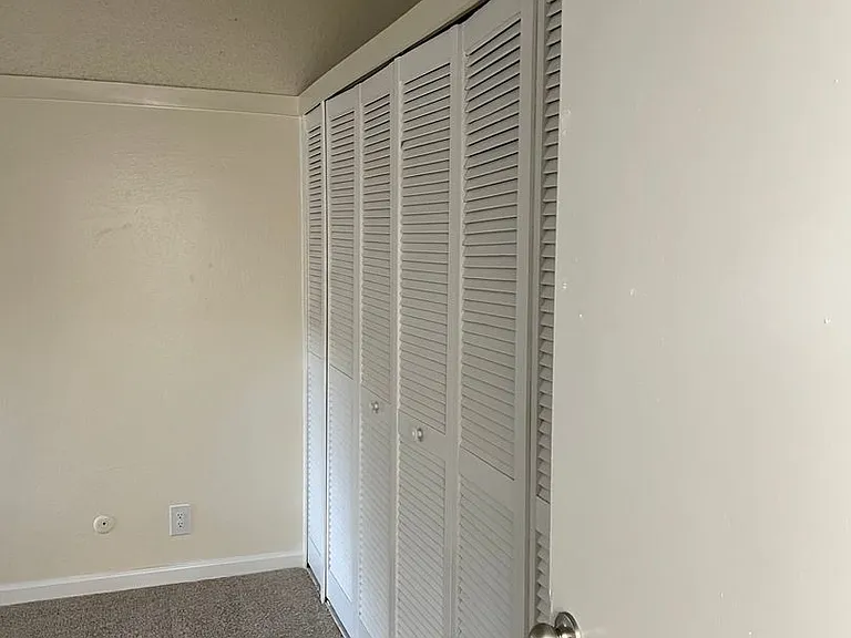 Laurel Glen — Photo 37