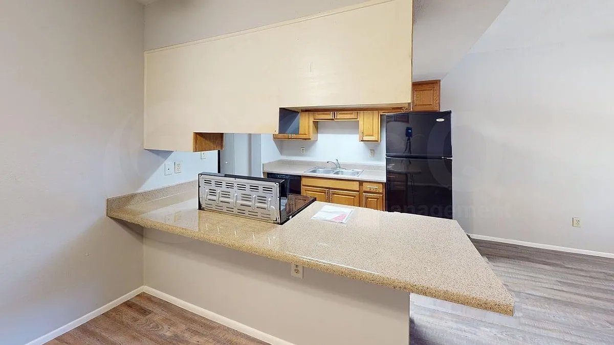 3002 E Waltann Ln — Photo 2