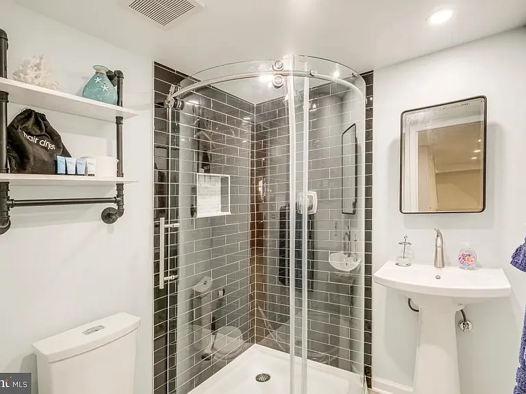 37 S Hudson St — Photo 17