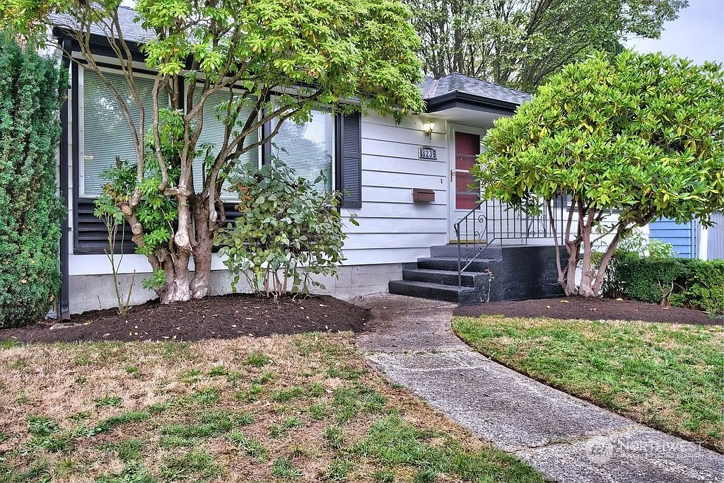 8239 40th Avenue NE photo 1
