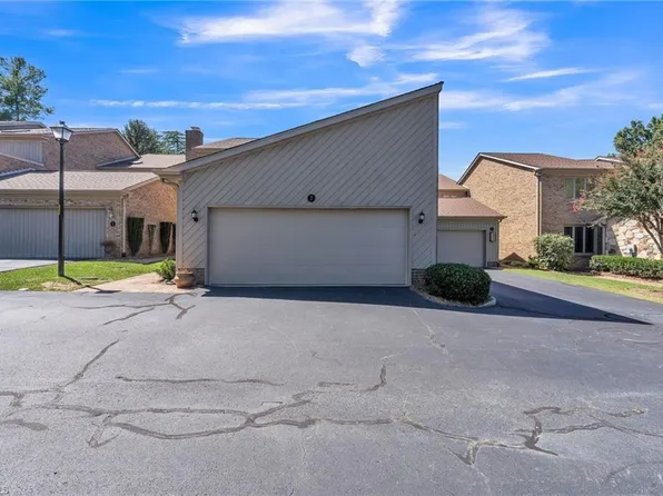 7 Folkstone Dr, Greensboro, NC 27403