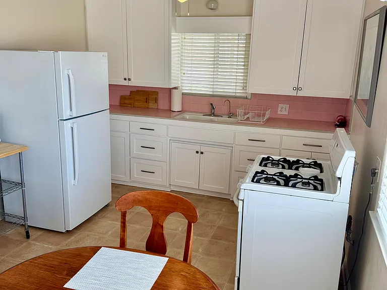 572 Harloe Ave — Photo 8