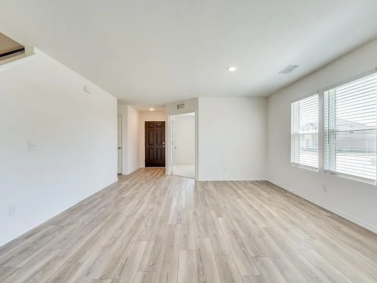 16025 Malaya St — Photo 8