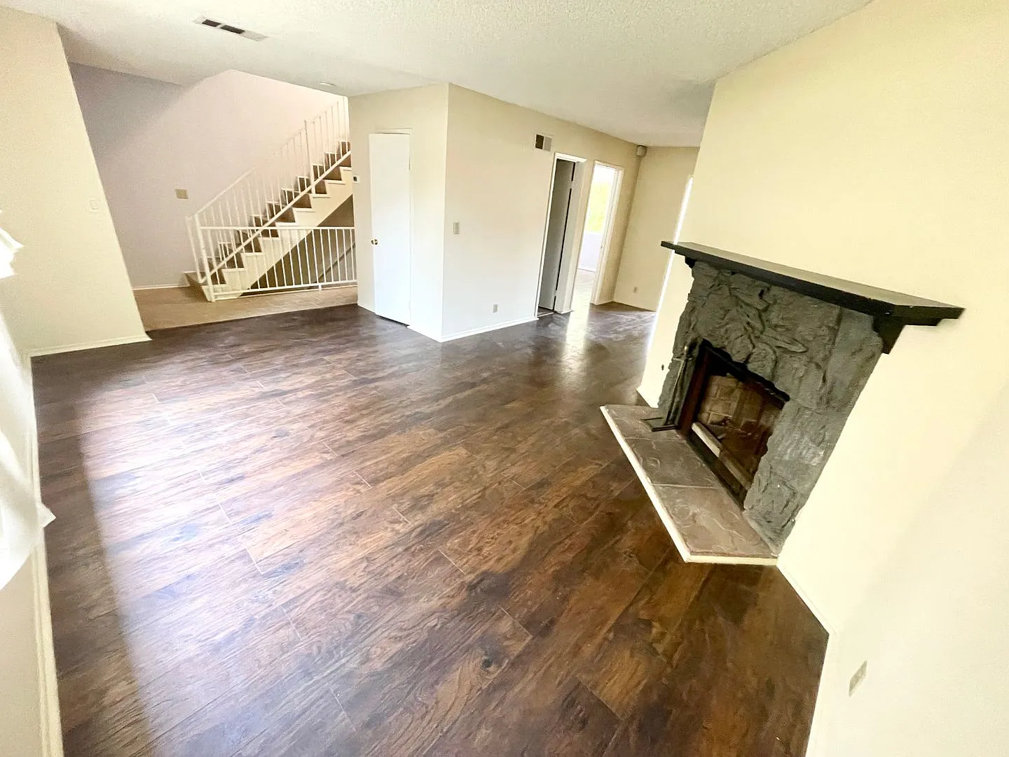 Charming 3 bed 2.5 bath Alhambra townhome with a bonus room — Photo 4