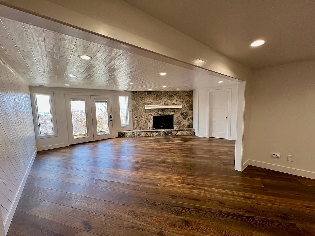 Building Photo - 425 Lakeview Way