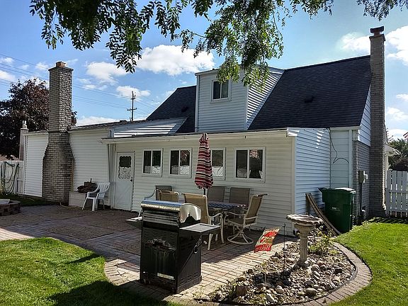 3rd image of 22412 Cranbrook St