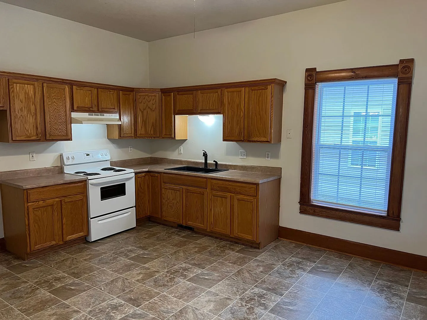 North Springfield 3 Bed / 1 Bath Available! — Photo 4