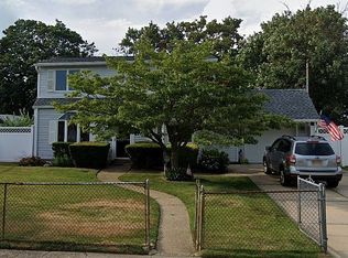 73 Balsam Ln, Levittown, NY 11756