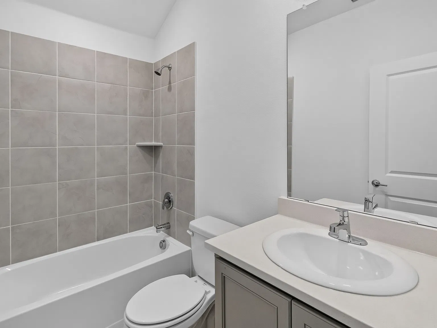 4 bed, 1926 sqft, $2,300 — Photo 3