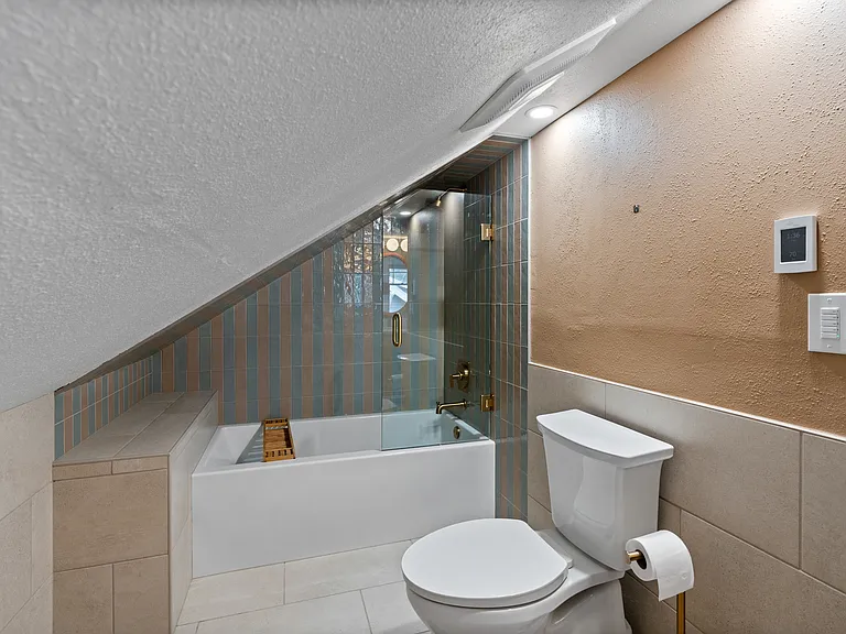 1102 N Anderson St — Photo 12