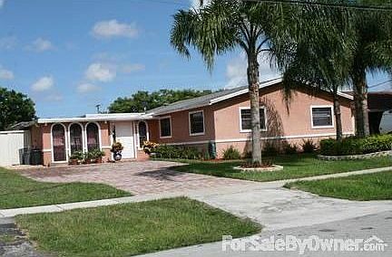Front of the house : Spacious driveway and recently outside paint.