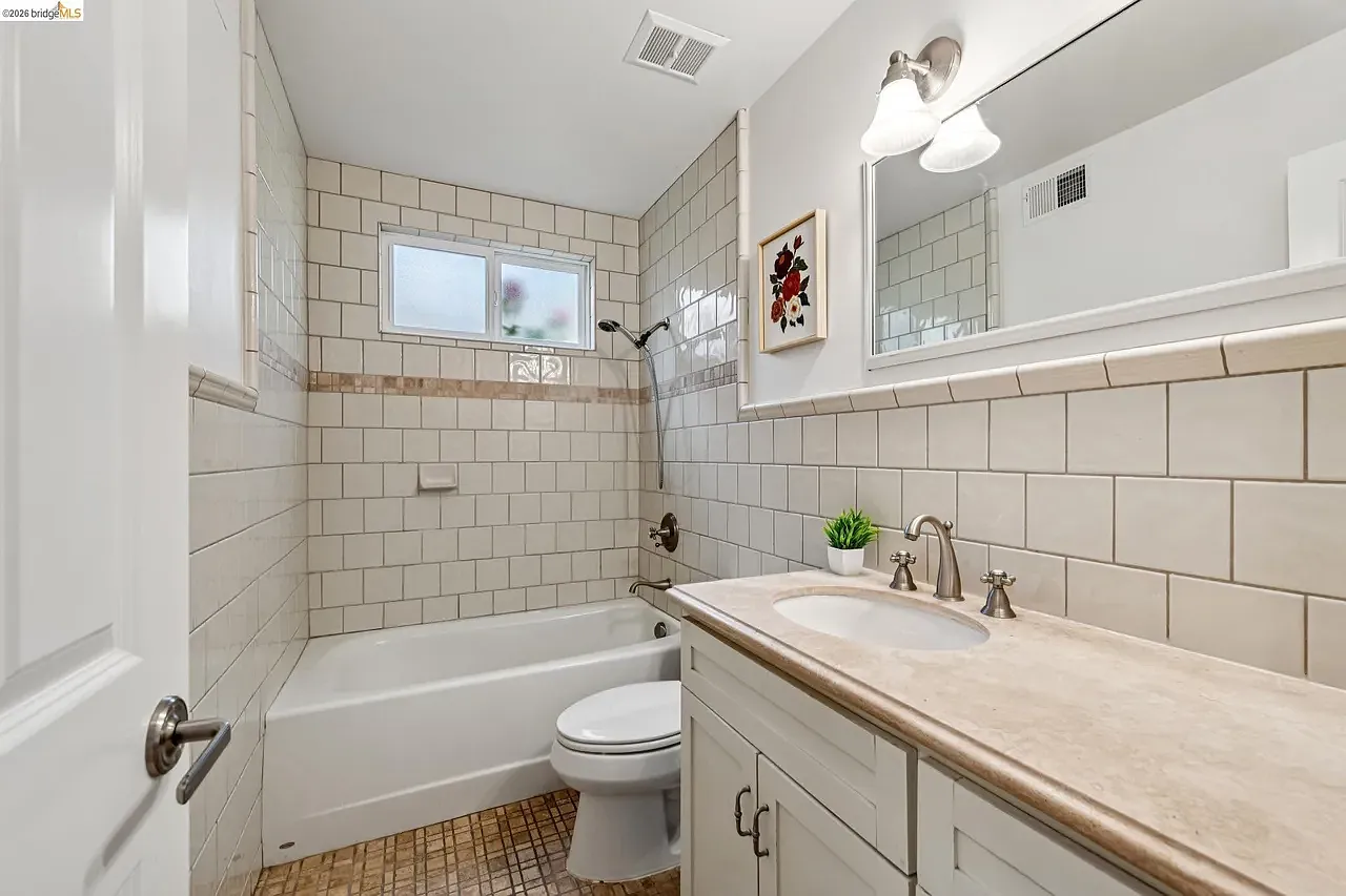 1911 Ascot Dr — Photo 3