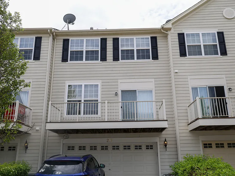 217 Comstock Dr — Photo 3