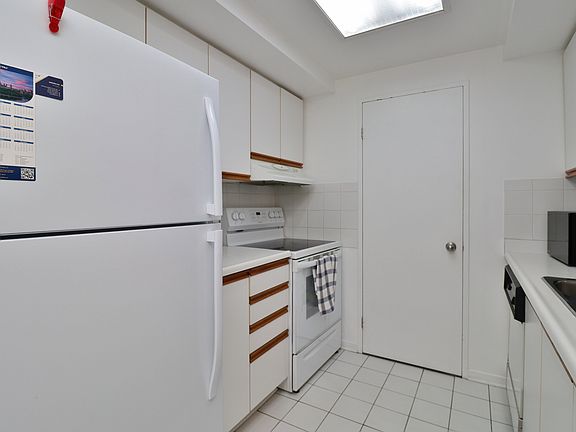 5th image of 35 Holland Ave #302