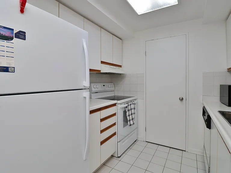 35 Holland Ave #302 — Photo 5
