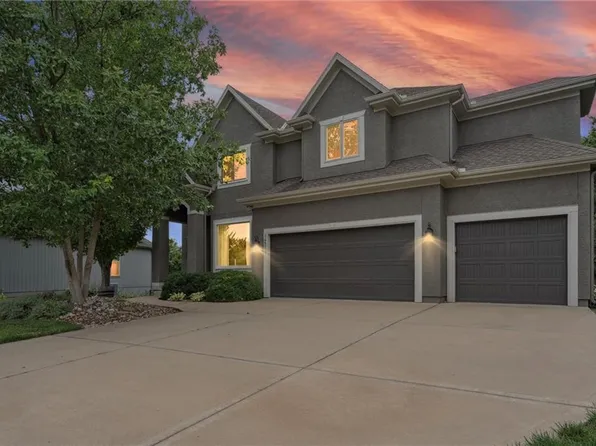 16516 S Woodstone Dr, Olathe, KS 66062