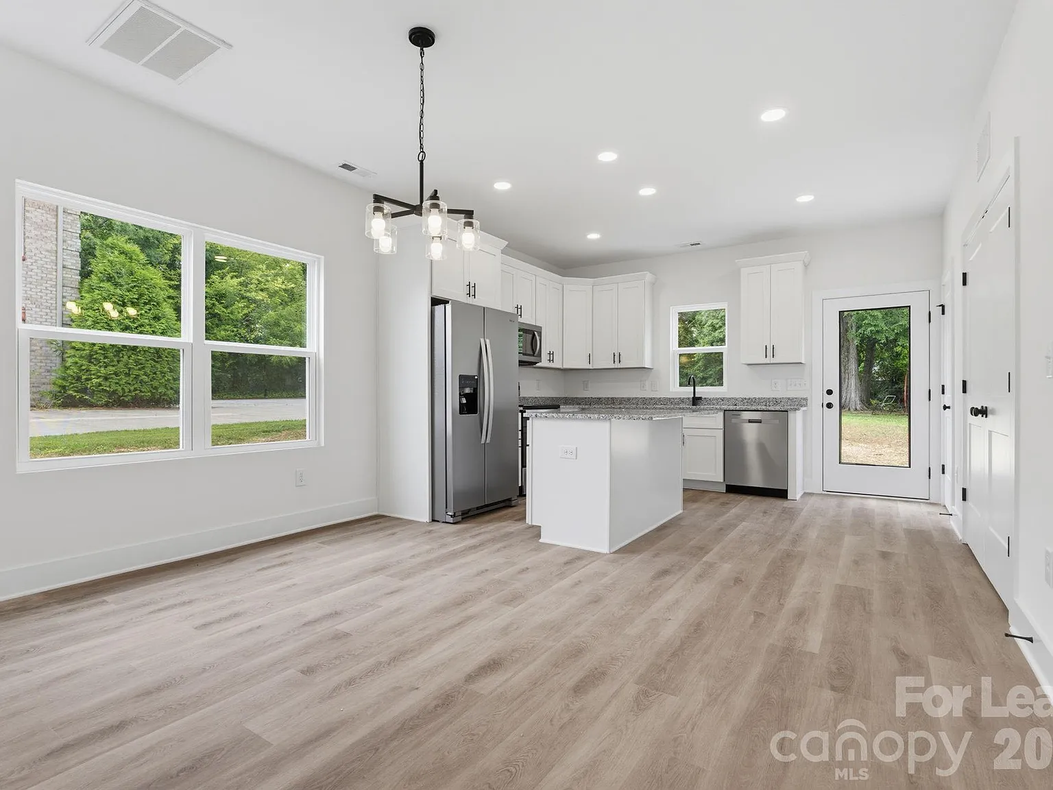 3 bed, 2.5 bath, 1368 sqft, $1,800 — Photo 4
