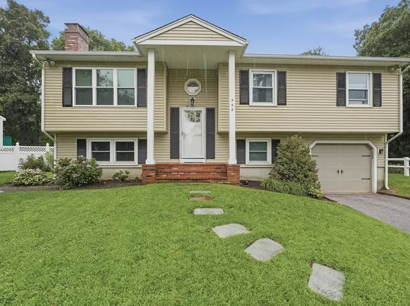 568 Lantern Ln, New Bedford, MA 02740