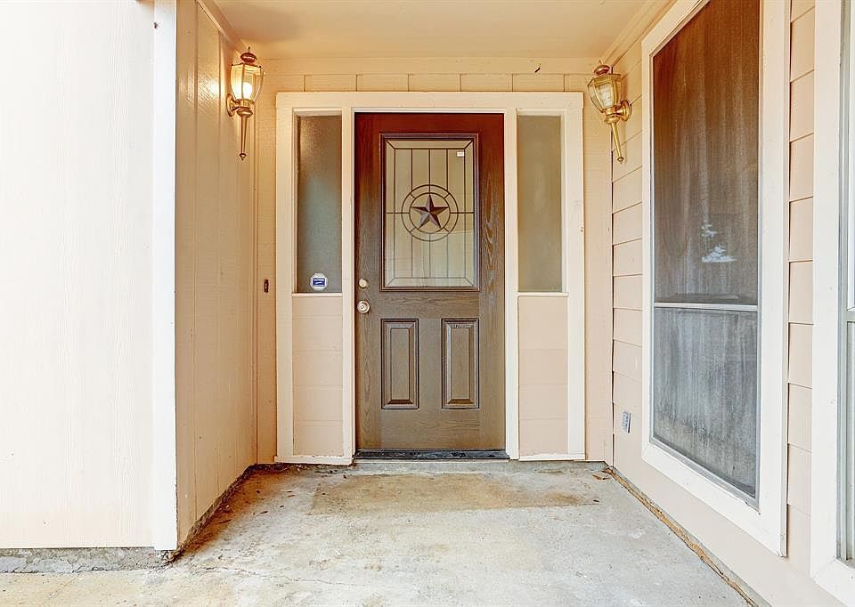 1st image of 2934 Creekway Cir