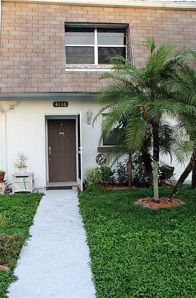 1st image of 4116 SW 61st Ave #11